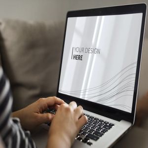 笔记本电脑屏幕演示样机模板 Woman using Laptop Mockup插图2