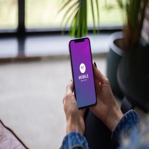 手持iPhone手机屏幕预览样机模板 Mobile with Hand Mockup