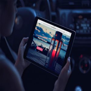 手持iPad场景移动网站设计展示样机 iPad Mock-Ups