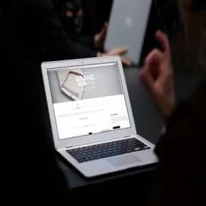 Web应用程序UI设计展示笔记本电脑样机 Laptop Display Web App Mock-Up插图4