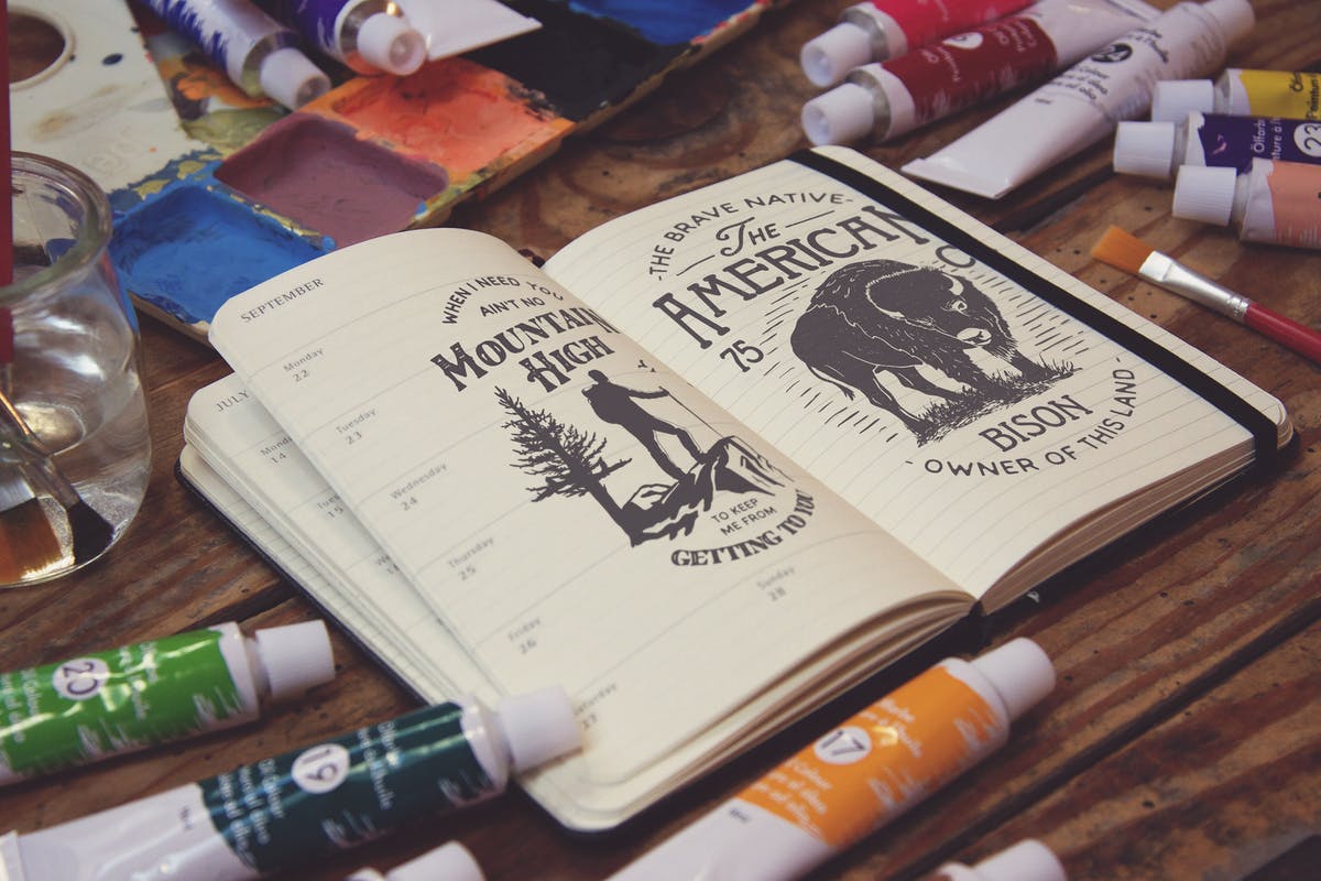 绘画作品展示场景袖珍笔记本样机模板v9 Agenda Scene