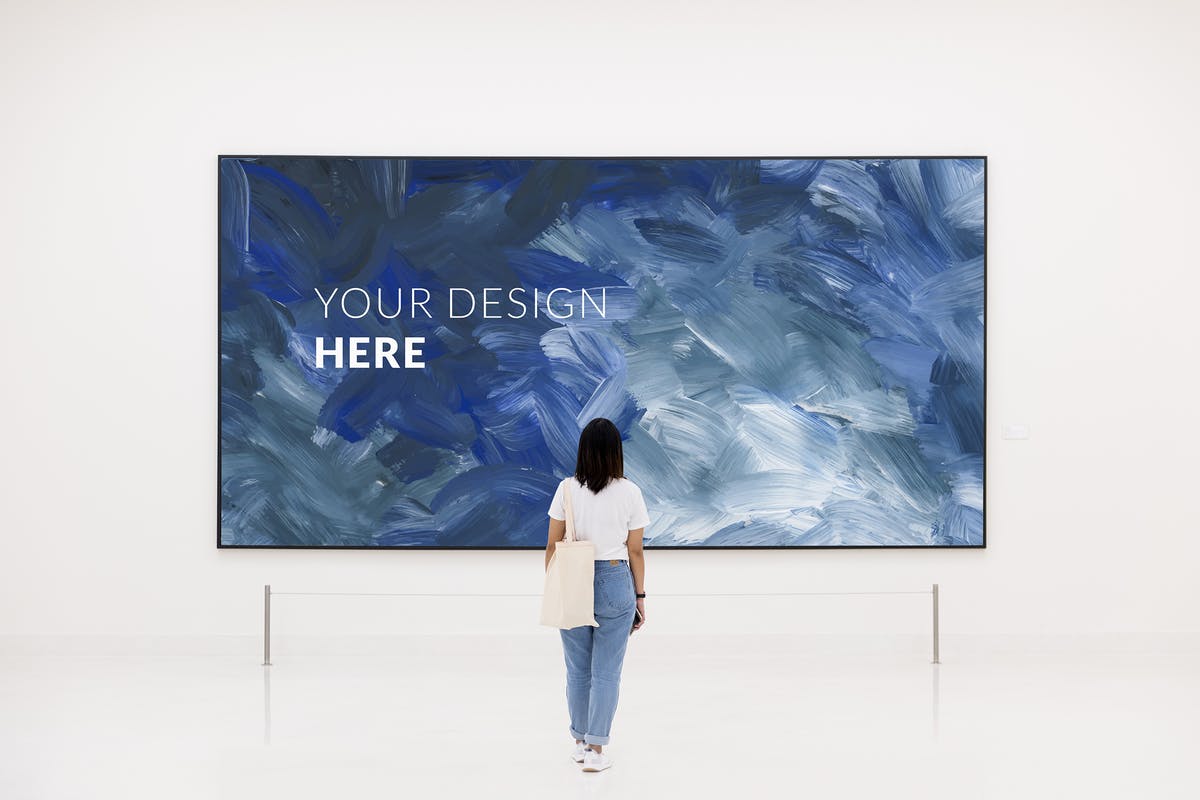 博物馆画廊海报油画作品展示画框样机 Woman in Museum Gallery frame Mockup