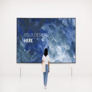 博物馆画廊海报油画作品展示画框样机 Woman in Museum Gallery frame Mockup