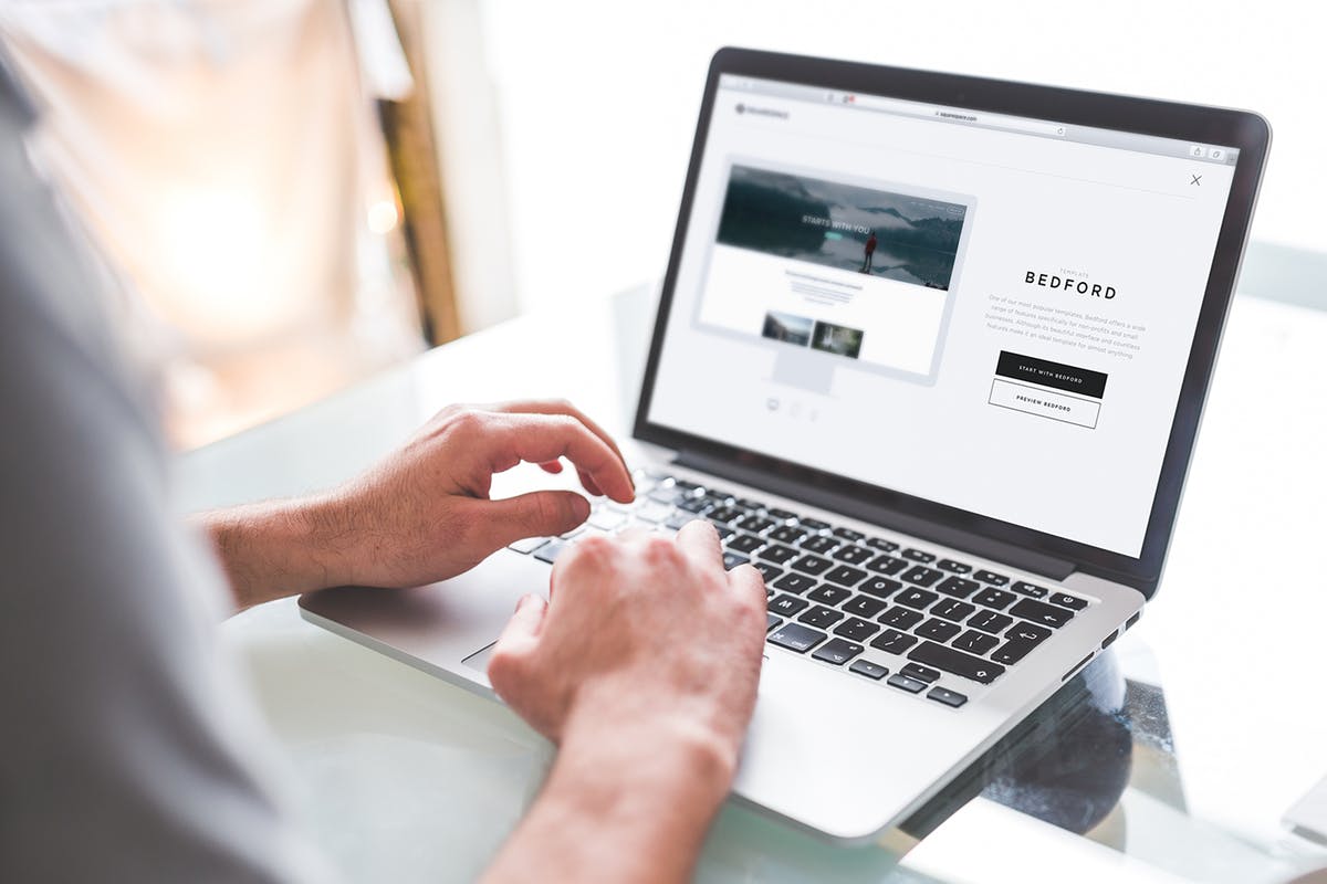 Macbook电脑Web&APP设计演示样机模板 Macbook Laptop Display Web App Mock-Up