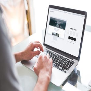 Macbook电脑Web&APP设计演示样机模板 Macbook Laptop Display Web App Mock-Up