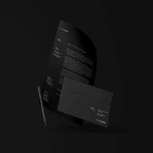 悬浮状态的信封＆信纸设计效果图样机模板 Floating Branding Mockup