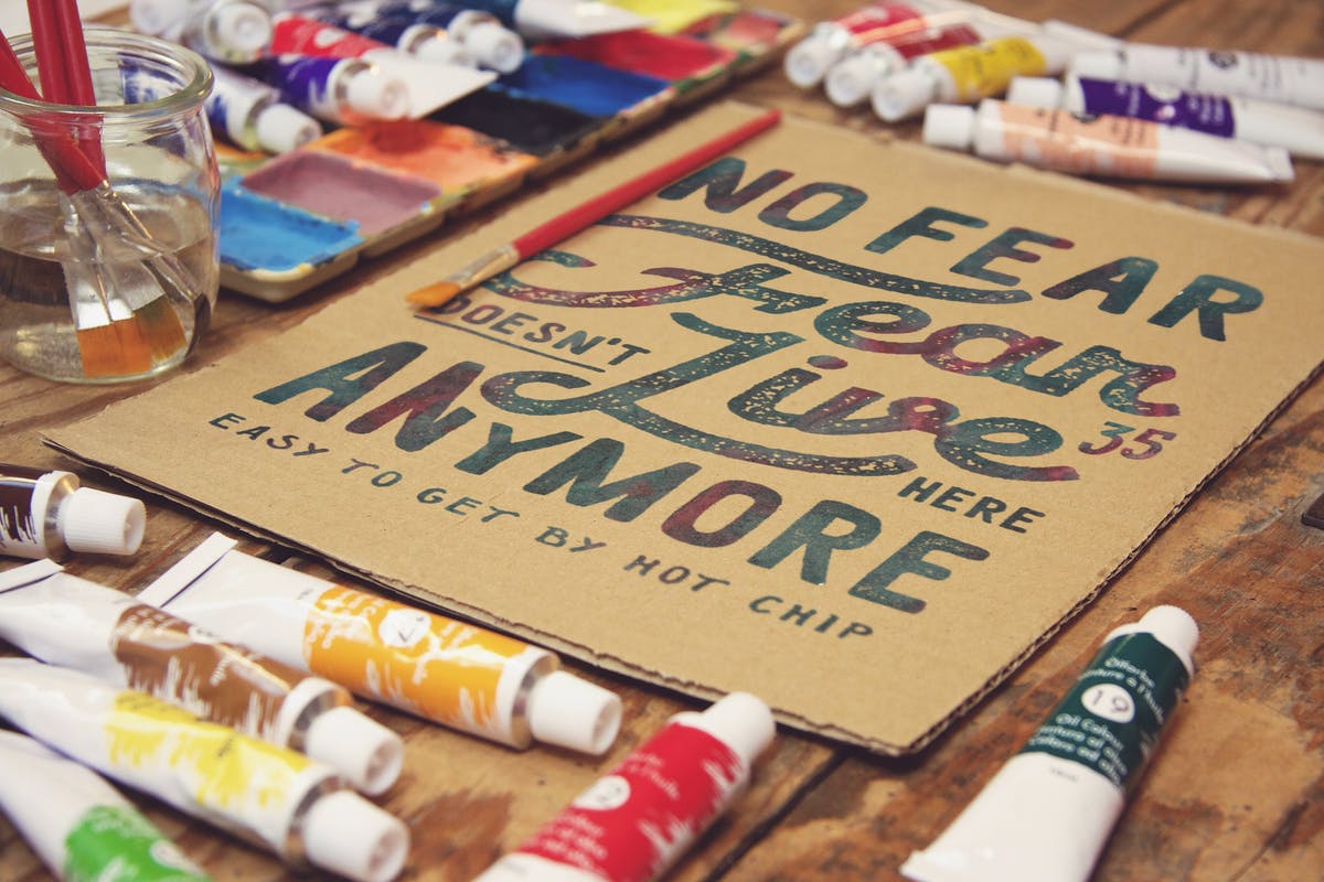 水彩画创作工作室场景牛皮纸样机模板 Paperboard Zoom