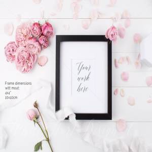 带黑色木质边框的相框样机模板 Styled stock photo – Frame mock up