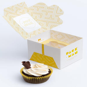 单个纸杯蛋糕盒包装设计样机02 One Cupcake Box Mockup 02
