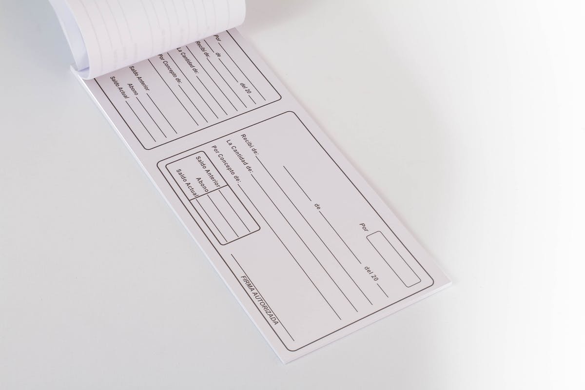 企业收据/回执单设计样机免费模板 Receipt Mock Up