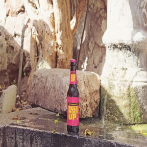 喷泉场景啤酒瓶外观设计样机模板 Fountain Beer Mockup