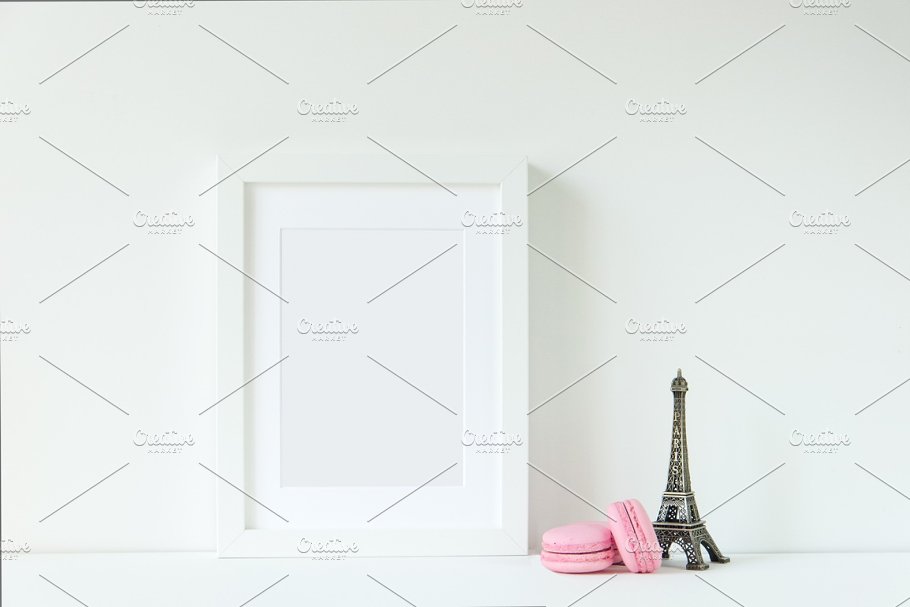 巴黎铁塔装饰白色相框画框样机 Paris white frame mockup