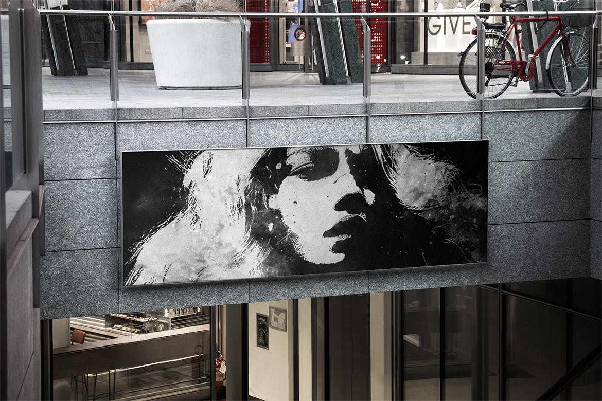 户外挂墙海报设计图样机模板 Horizontal Wall Poster Mock-up