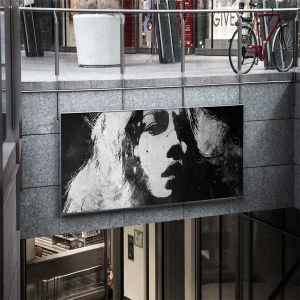 户外挂墙海报设计图样机模板 Horizontal Wall Poster Mock-up