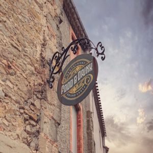 店铺铁架店铺招牌设计效果预览样机模板 Wrought Iron Signboard Mockup