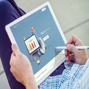 手持iPad Pro设备样机模板v8 iPad Pro Mockups v8