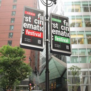 城市灯柱海报广告牌样机 Lamp Post Advertising Mockup