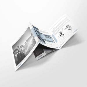 方形折页小册子传单样机 Square Bifold Brochure Mockups