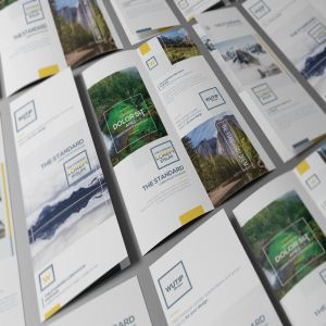 双折页旅游指南手册DL传单样机 Take-out Brochure/ DL Bi-Fold Mockups