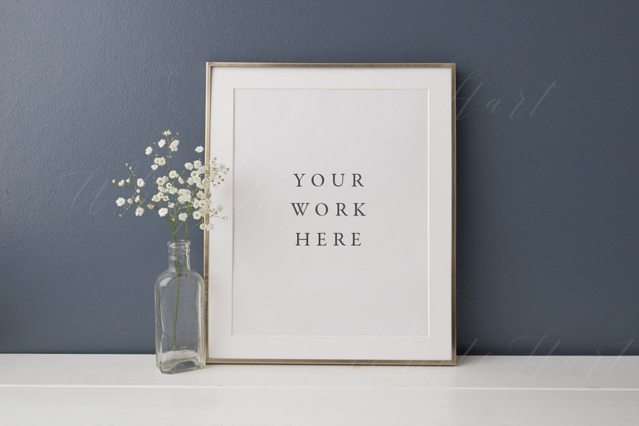 暗墙白色画框8×10 “模板 Dark wall white frame mock up 8×10″