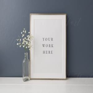 暗墙白色画框8×10 “模板 Dark wall white frame mock up 8×10″