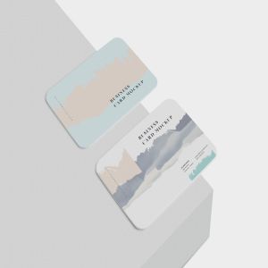 圆角名片设计桌面摆放效果图样机模板 Business Card Mockup Round Corners