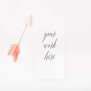 爱心之箭卡片贺卡样机 Styled stock photo – hearts card