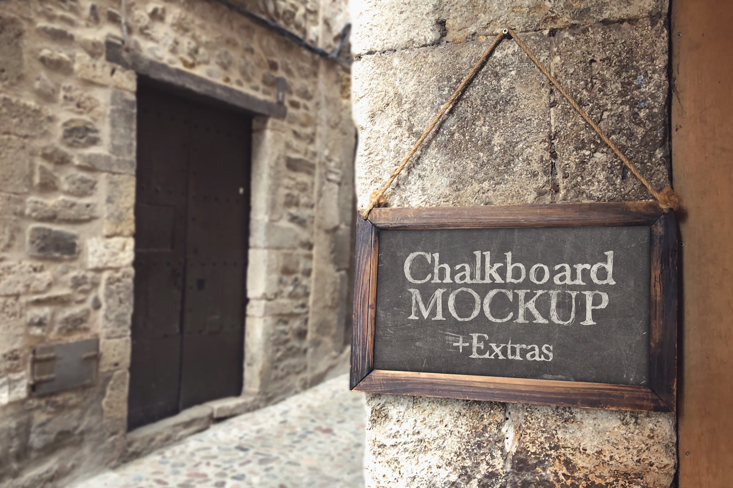 街道告示黑板牌设计效果图样机 Chalkboard on the Street