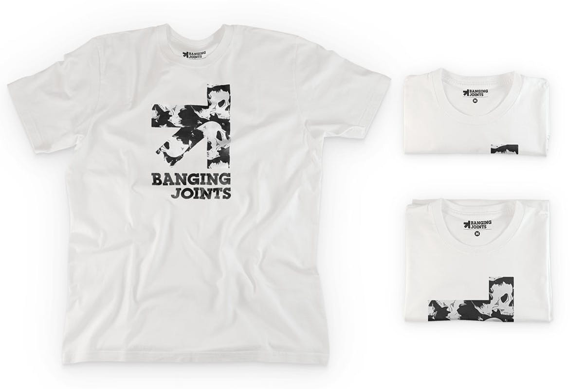 时尚白色皱纹T恤服装样机 White T-Shirt Presentation Mockup