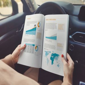 图书/产品手册内页排版设计效果样机模板 Book / Catalog In Hand Mockup