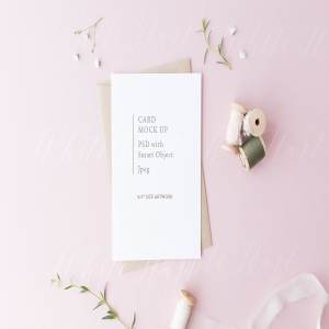 简约现代文艺风背景贺卡样机模板 5×7″ card mock up on pink background