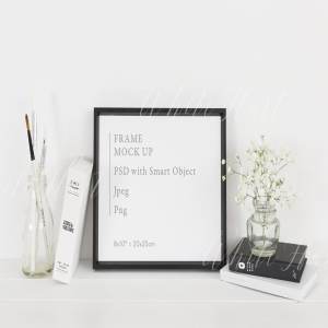 书桌场景照片相框样机模板 8×10″ landscape frame mock up