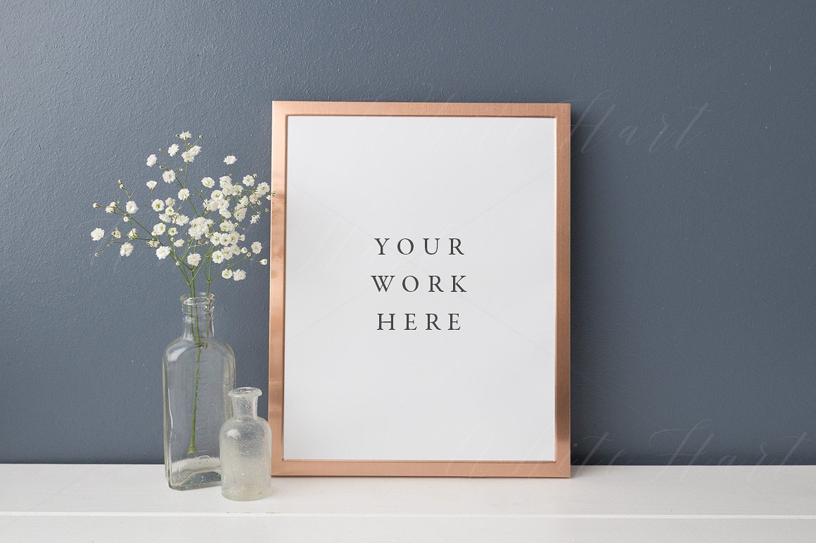 灰黑墙体背景室内相框画框样机 Dark wall copper frame mock up 8×10″