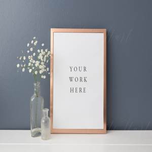 灰黑墙体背景室内相框画框样机 Dark wall copper frame mock up 8×10″