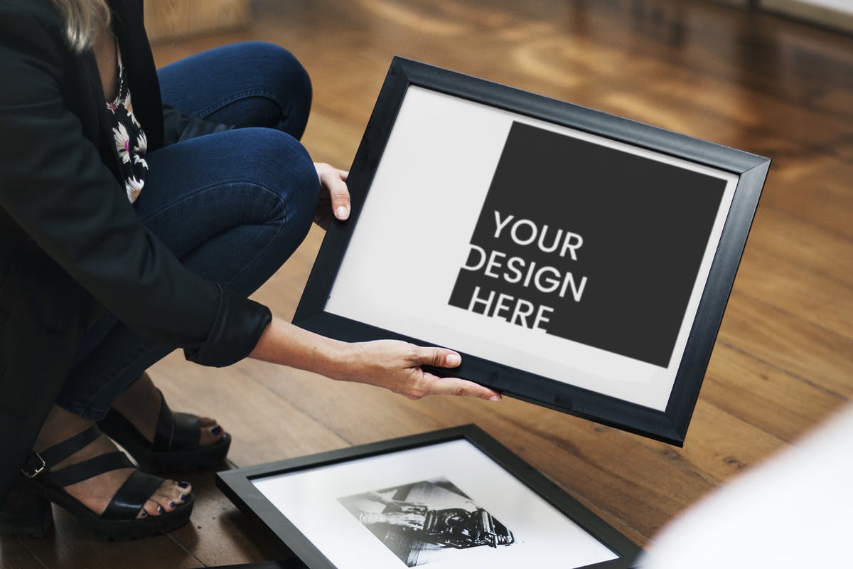 艺术作品展览手持画框样机 Woman holding an image frame Mockup