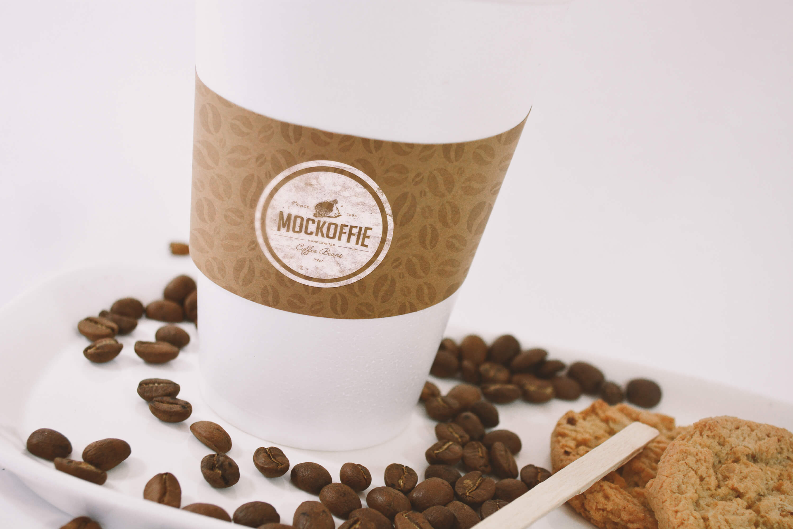 咖啡品牌VI设计预览咖啡杯特写视图样机 Large Coffee Cup Mockup – Close up View