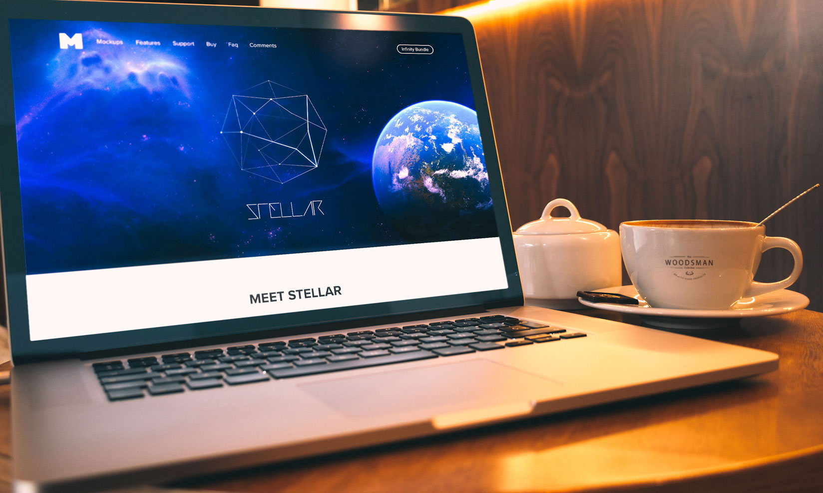 办公场景MacBook Pro笔记本电脑屏幕演示效果样机 Macbook Pro And Coffee Cup Mockup