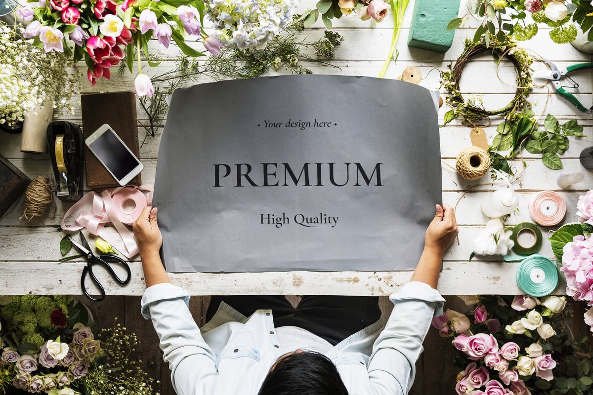 花店场景纸张海报设计场景样机 Florist Showing Paper Design Mockup