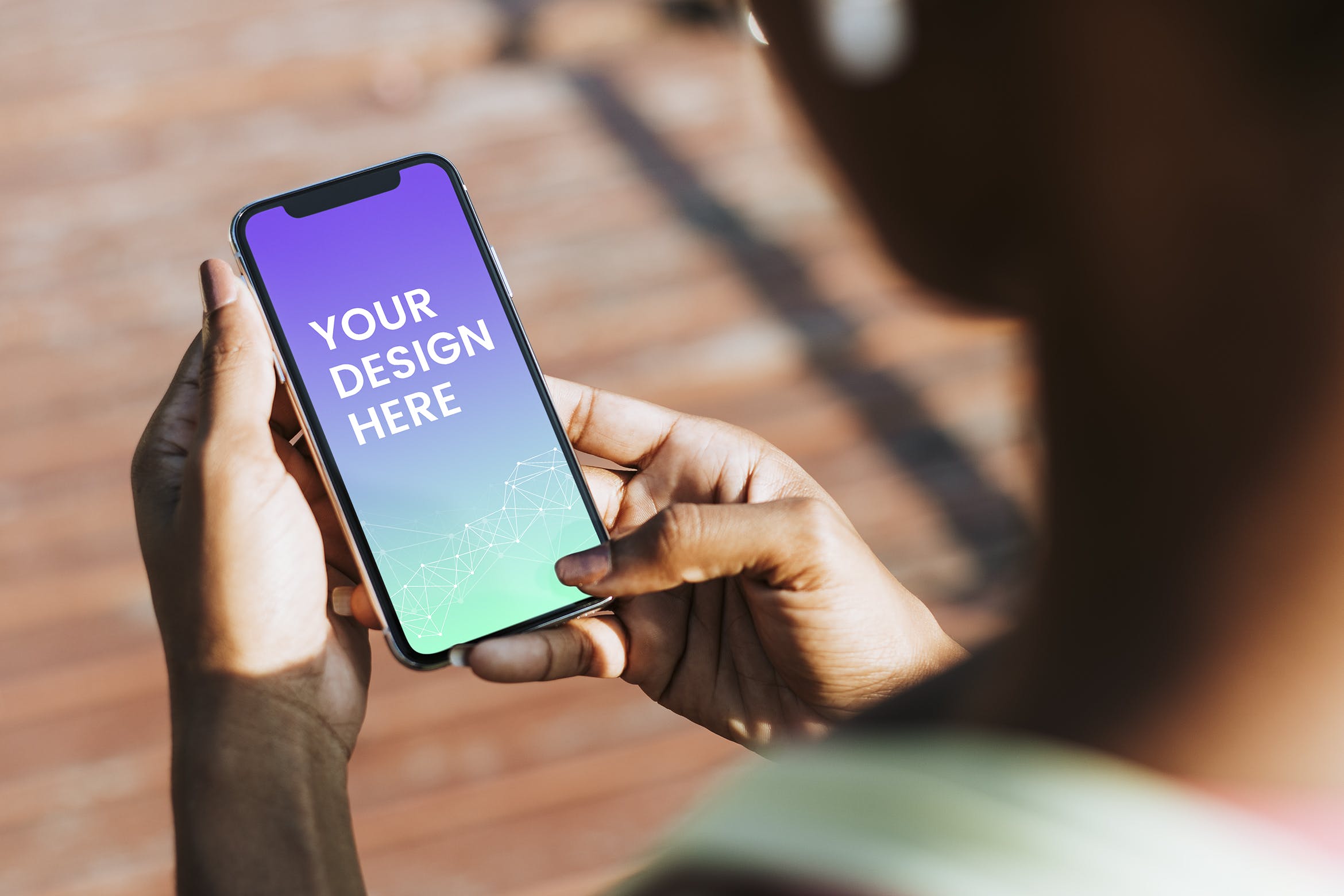 APP应用UI界面设计iPhone使用场景预览样机模板 sportive woman using her phone in a park mockup