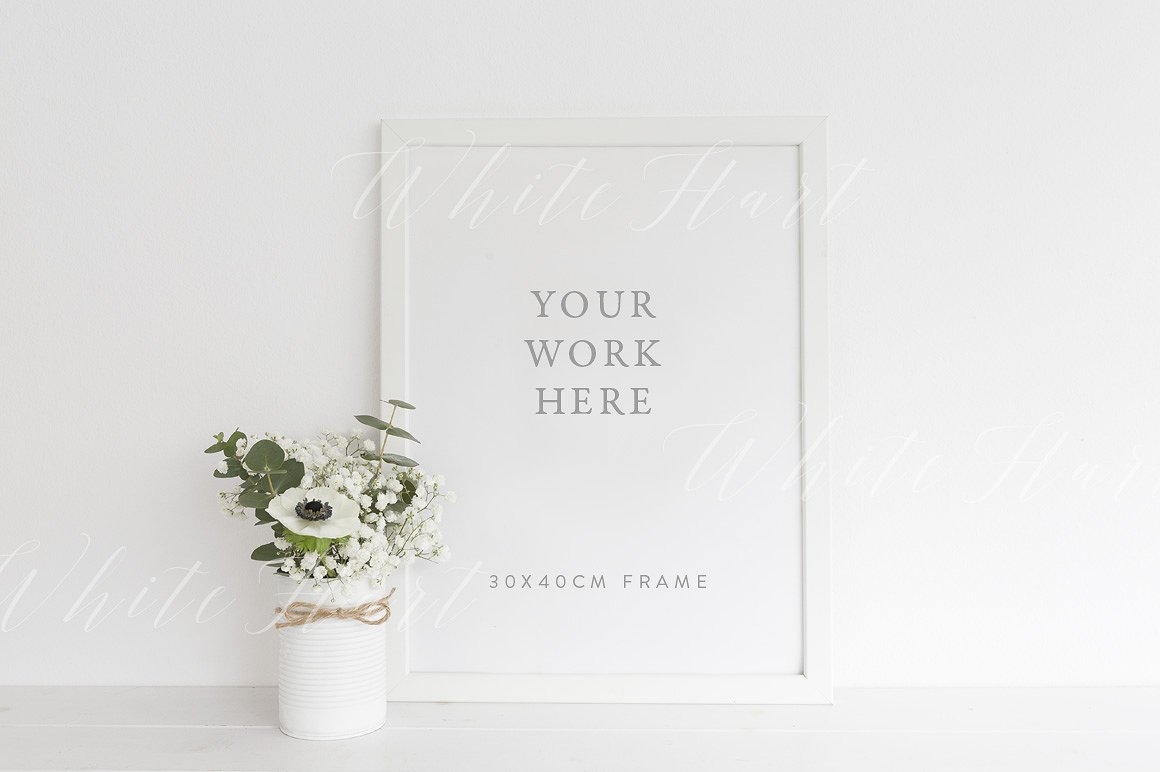 白色花绘框架样机模板 White floral frame mock up