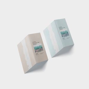 折叠式企业名片设计图样机模板 Folded Business Card Mockup – Horizontal Orientati插图1