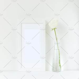 极简主义白玫瑰装饰画框样机 White frame mockup with rose