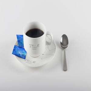 咖啡瓷杯/咖啡糖包咖啡品牌Logo预览样机01 Coffee Cup and Sugar Bags Mockup 01