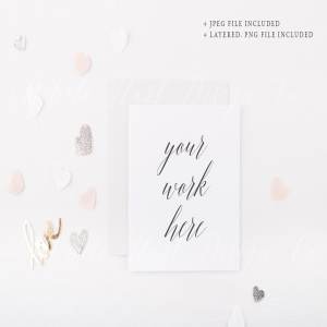 心形背景方形卡片样机模型  Square card mock up –  hearts